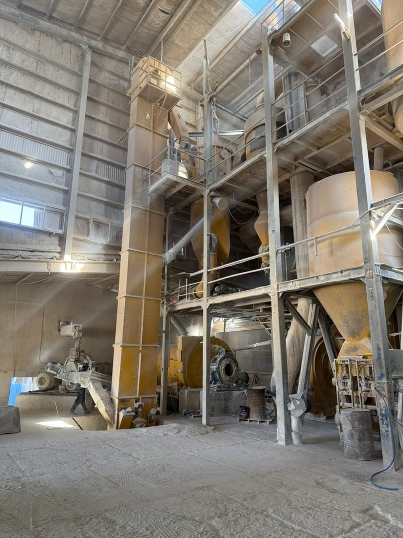 Ball mill and bucket elevator on the FELUXE production line
